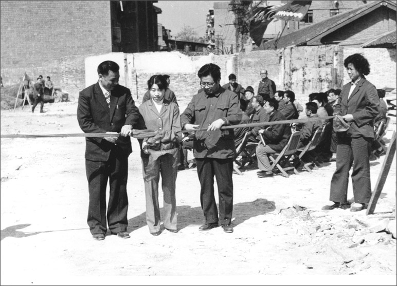 1986年，長虹彩電工程奠基，這樣的剪彩儀式，剪出了中國最大的彩電生產(chǎn)基地之一