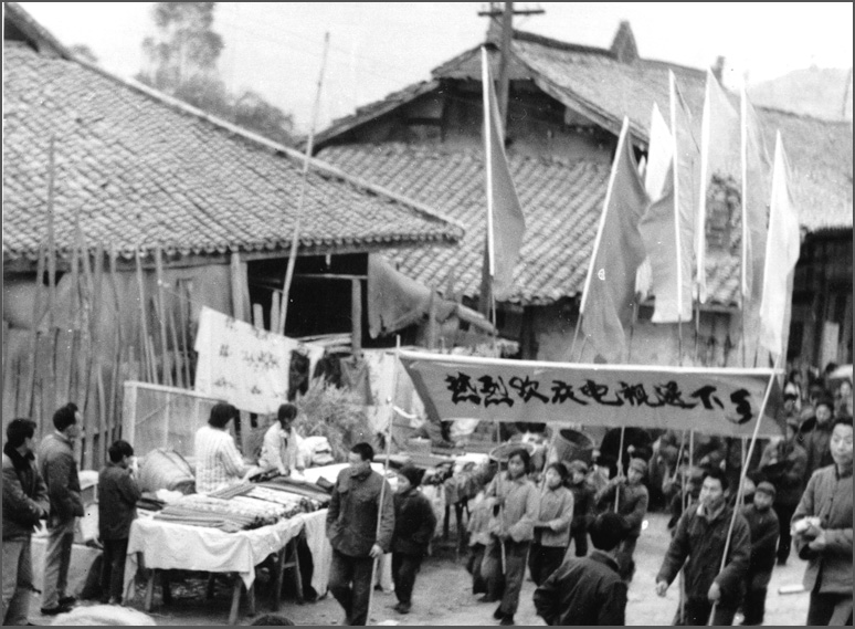 這可能是中國第一場“家電下鄉(xiāng)”，當(dāng)時長虹在春季把彩電免費送下鄉(xiāng)，秋天豐收后農(nóng)民有錢了再去收錢