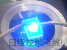   發(fā)光試驗中的LED元件?；宄叽纾?cm見方，元件尺寸：0.3mm見方，注入電流：約200mA，中心波長：450nm 