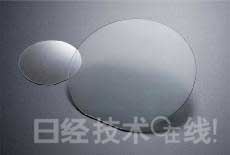 GaN晶圓。左為2英寸產(chǎn)品，右為4英寸產(chǎn)品