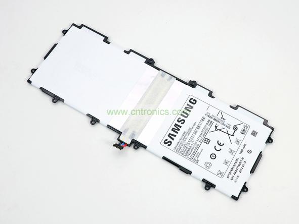 取出電池前要把周圍的帶狀電纜先拔出來，這個(gè)比較容易。Galaxy Note 10.1的電池容量為7000mAh,3.7V，預(yù)計(jì)續(xù)航時(shí)間8小時(shí)左右，重約136克，占據(jù)了整體重量的23%。不過為了減少機(jī)身厚度，電池做得很薄。