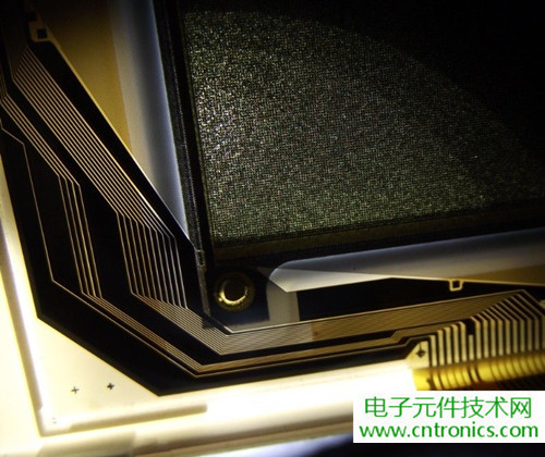 探秘電子紙！一款電紙書的電子墨水屏拆解