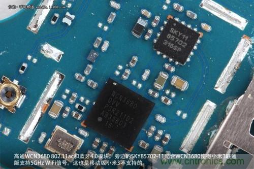 高通WCN3680 802.11ac和藍(lán)牙4.0模塊，旁邊的SKY85702-11配合其使用5GHz Wi-Fi頻段