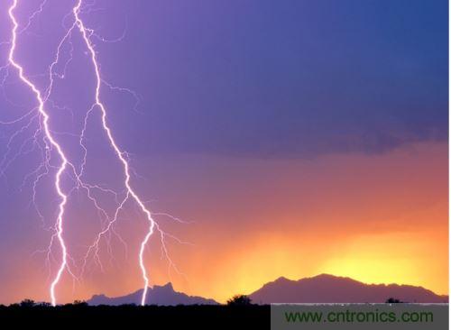 【導(dǎo)讀】處于空間變化的強(qiáng)電磁場中的物體，由于電磁感應(yīng)，在其內(nèi)部就會產(chǎn)生很高的感應(yīng)電動勢，很容易造成意外。現(xiàn)在家用電器的也采取了各種相應(yīng)的防護(hù)措施，特別是雷電的防護(hù)，不要以為在家里的電器就不怕雷電哦，“家里”也不安全的，所以雷天下電器防雷常識還是不可少的。  家用電器的防護(hù)，除了避免人為損壞外，諸多不可抗力因素所帶來的損壞也要采取相應(yīng)的防護(hù)措施，特別是雷電的防護(hù)。雷電流在50～100微秒的時間內(nèi)，從０變化到幾萬安，再由幾萬安變化到０，在其周圍空間會產(chǎn)生瞬變的強(qiáng)電磁場。處于空間變化的強(qiáng)電磁場中的物體，由于電磁感應(yīng)，在其內(nèi)部就會產(chǎn)生很高的感應(yīng)電動勢。以前，由于它的成災(zāi)概率極小，沒有引起人們的注意，但隨著微電子技術(shù)的重大進(jìn)展，超大規(guī)模集成電路誕生，它的能耗小、靈敏度極高等特點，使得其容易被損壞。          在建筑物內(nèi)，大量布設(shè)著各種導(dǎo)體線路。當(dāng)建筑物遭受雷擊或其周圍發(fā)生雷擊時，雷電流將在建筑物內(nèi)部空間產(chǎn)生瞬態(tài)磁場脈沖，這種磁場脈沖干擾上述回路后，將在回路中感應(yīng)出瞬態(tài)過電壓，危及這些回路相連的設(shè)備。雖然建筑物做好了防雷措施，但建筑物不可避免的會出現(xiàn)露洞。比如大面積的門窗可以讓電磁波入侵來去自由，輸電線路引雷入室等等。甚至有些電器還是露天使用的，因此應(yīng)做好電器防雷。 6   電力系統(tǒng)因其裸露而置于高空，是最易遭受雷擊的。20世紀(jì)初，在電力系統(tǒng)應(yīng)用到輸電線中上時創(chuàng)造了避雷線，即接閃器是一根或兩根架設(shè)在輸電線上方的接地鋼線，也就是前面所稱的“避雷線”。由于它簡單有效，所以在房屋建筑上也推廣了這種形式的接閃器，將它安裝在房屋上容易發(fā)生雷擊的地方，起到避雷的作用?，F(xiàn)在許供電線路采用地下電纜，對防雷有了很大的幫助。但高壓運輸還是必須架空明線，因此，必須使用避雷線。          人們通常用過壓保護(hù)器來保護(hù)電器。其防雷原理是：這種保護(hù)器有兩個端口，電器電源火線與零線分別各接保護(hù)器的一個端口，每個保護(hù)器另一端再接地，通過間隙擊穿達(dá)到對地放電的目的。在正常工作電壓下，避雷器間隙不會被擊穿，當(dāng)過電壓沿導(dǎo)線傳過來危及被保護(hù)設(shè)備的過電壓時，避雷器間隙很快被擊穿，對地放電，使大量的電荷都泄入到大地，從而限制了被保護(hù)設(shè)備的輸入電壓，起到了保護(hù)設(shè)備的作用。過電壓過去以后，間隙能迅速恢復(fù)，使電器正常工作。一些高檔的電器自帶保護(hù)器，但是還有許多的電器沒有這一裝置。因此，應(yīng)在入戶電線接上保護(hù)器。在雷暴天氣時，如果沒有特別的用電要求，最好將入戶總閘關(guān)閉。          微電子技術(shù)的發(fā)展，用電器大量使用集成電路。雷電發(fā)生時的電磁效應(yīng)是集成電路的克星。而現(xiàn)在使用集成電路最多的莫過于計算機(jī)了，為了防止電磁感應(yīng)對其的破壞，計算機(jī)的主機(jī)外殼一般由金屬制成。利用金屬的靜電屏蔽和對電磁波的趨膚效應(yīng)，對防止感應(yīng)雷有很好的效果。