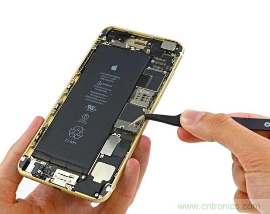 與iPhone 5S相比，電池尺寸更大，電池效率提高了16%。整部手機(jī)看起來就像一件藝術(shù)品，但看不到太多的內(nèi)部構(gòu)造。（來源：iFixit）