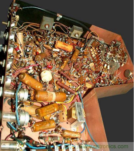 1948年Motorola的VT-71「Golden View」7吋電視機就是采用點對點接線。（圖片來源：Wikimedia/Westernelectric555）