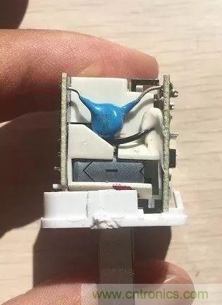 拆了個電容之后，我的iPhone也會自動訂房了