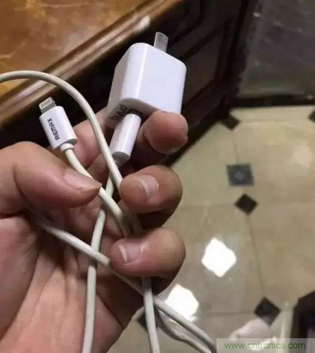 拆了個電容之后，我的iPhone也會自動訂房了