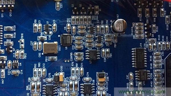 如何“布局”電路上的貼片電容才會降低寄生電感？