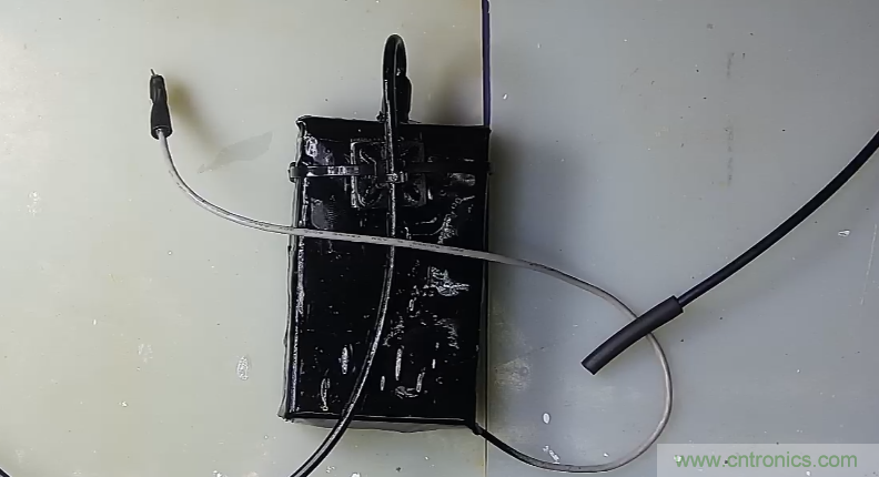 電燈泡內(nèi)通有交流電，為什么看不到燈泡在閃爍？