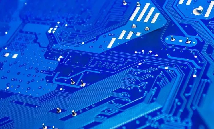 如何決定 PCB 中差分對的過孔阻抗？